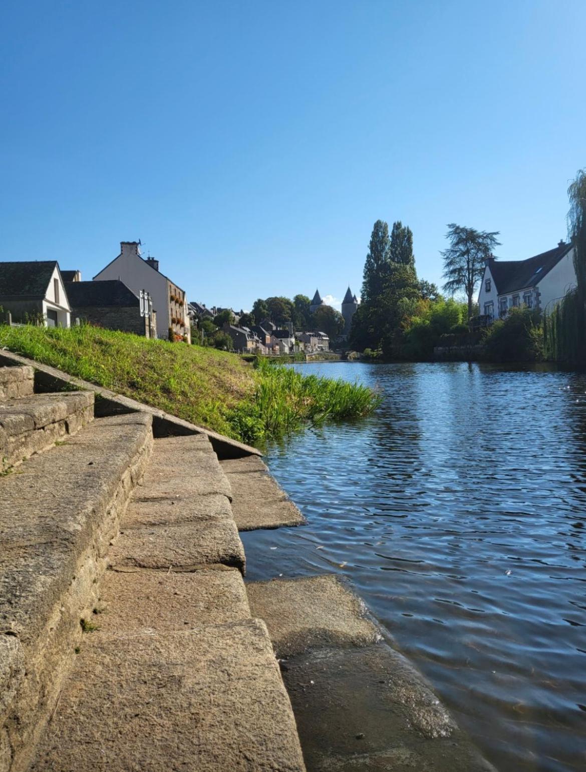 Gite Maisonnette- Et A Cote Coule Une Riviere Josselin Exterior photo
